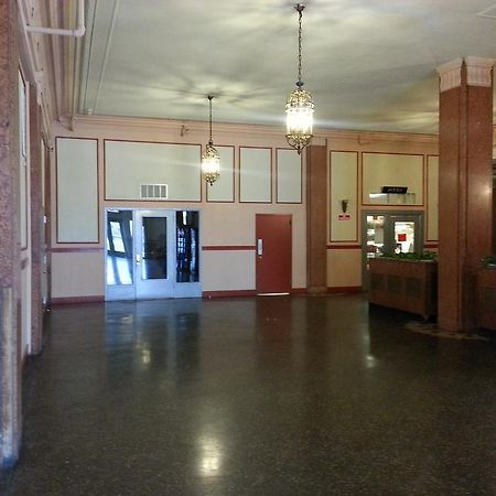 Hotel Riviera Newark Bagian luar foto