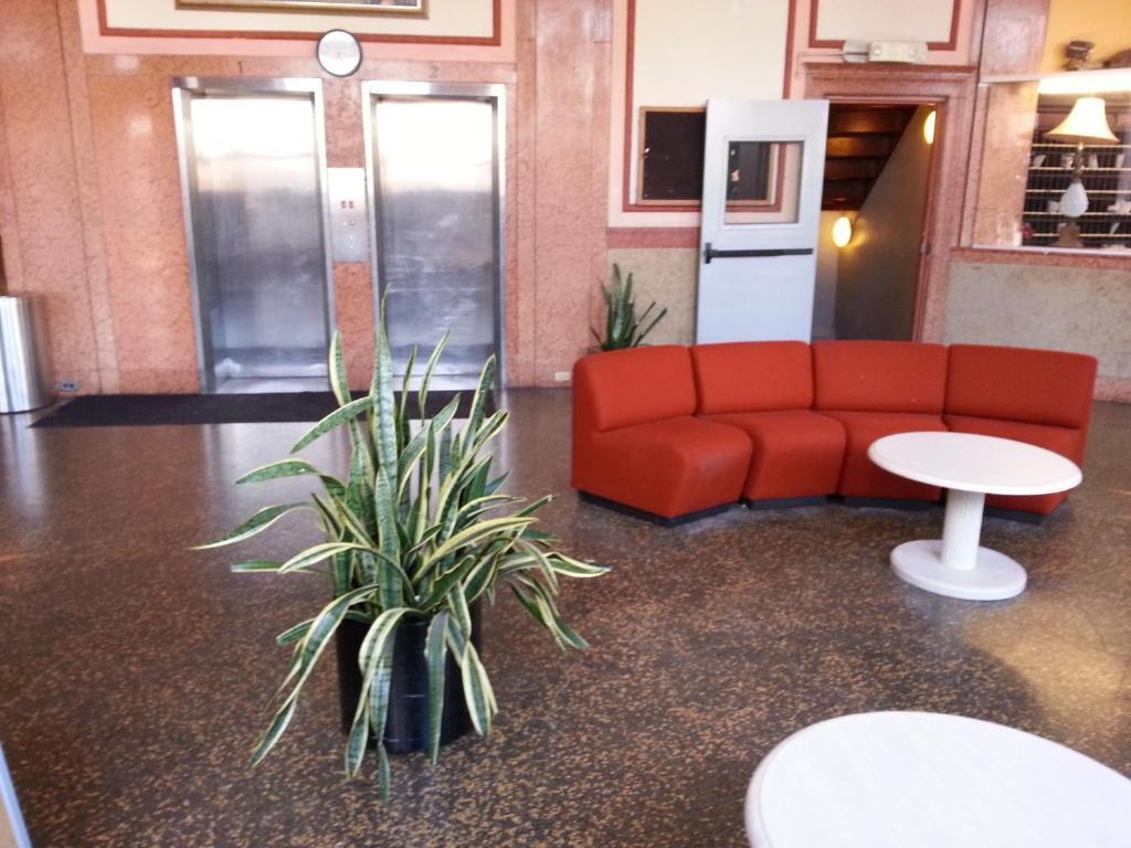Hotel Riviera Newark Bagian luar foto