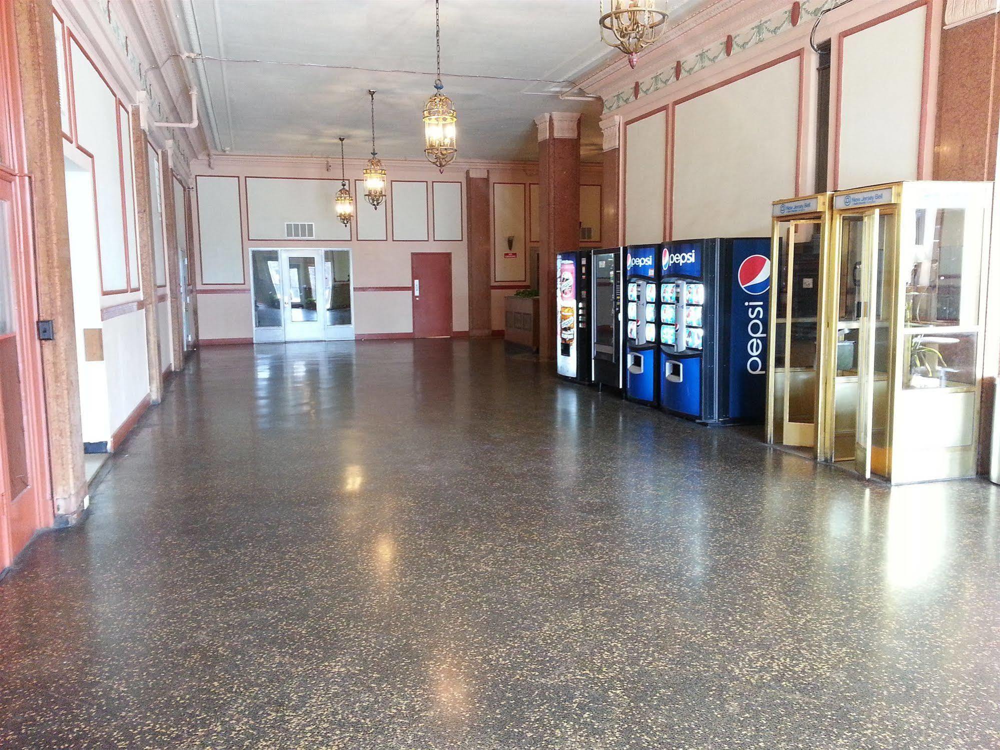 Hotel Riviera Newark Bagian luar foto